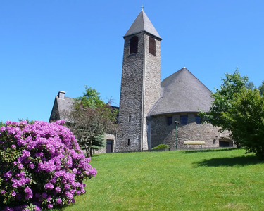 Fotoaufnahme der katholischen Kirche im Ortsteil Herkersdorf