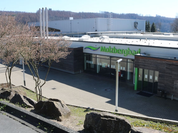 Eine Fotoaufnahme des Schwimmbades Freizeitbad Molzberg