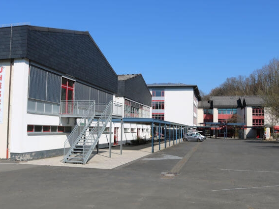 Fotoaufnahme des Freiherr-vom-Stein-Gymnasium Betzdorf-Kirchen, Schulhof