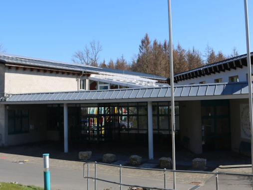 Eine Fotoaufnahme der Michael Grundschule Kirchen, Haupteingang