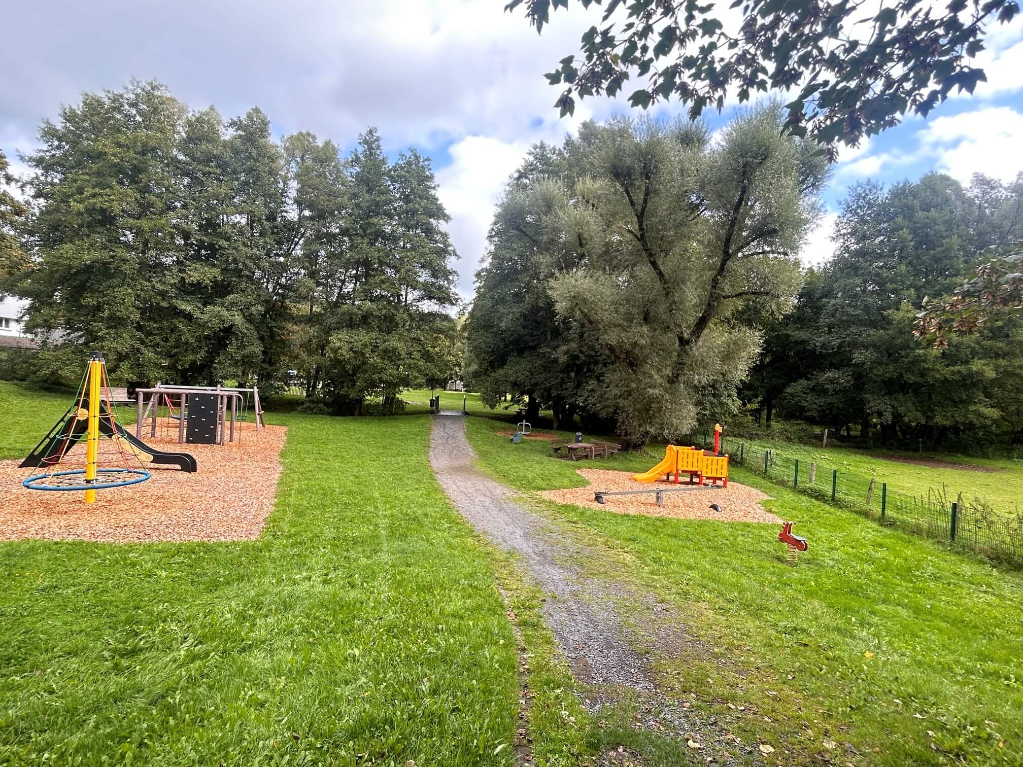 Spielplatz, Wippe, Rutsche, Bank, Park, Bäume